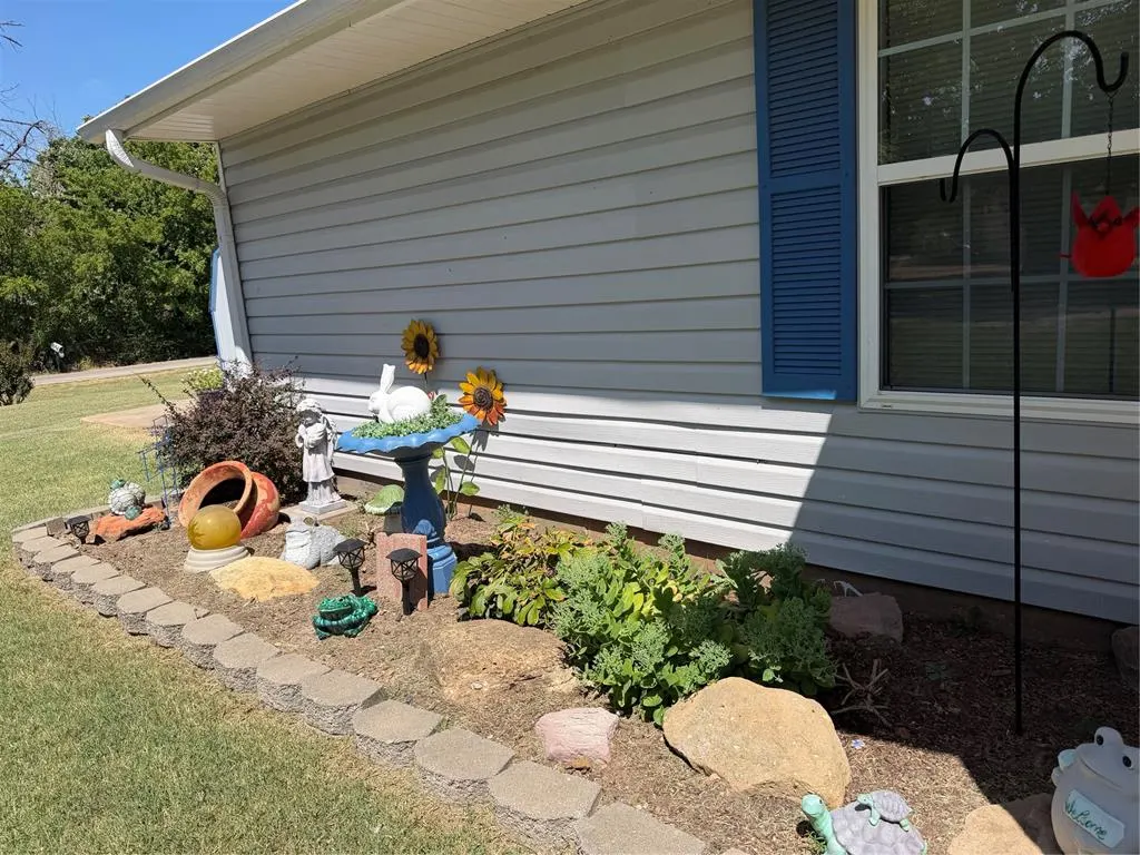 Photo 42 — 521 N Ballard Street, Maud, OK 74854