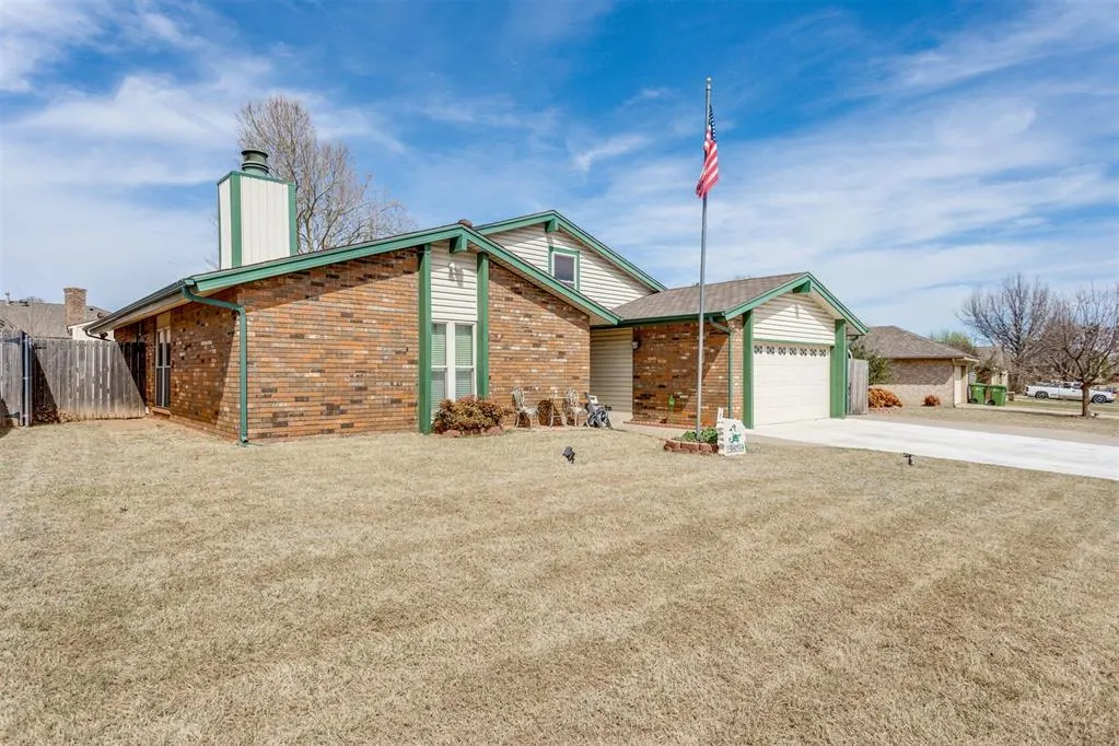 Photo 2 — 113 E Snowmass Drive, Yukon, OK 73099