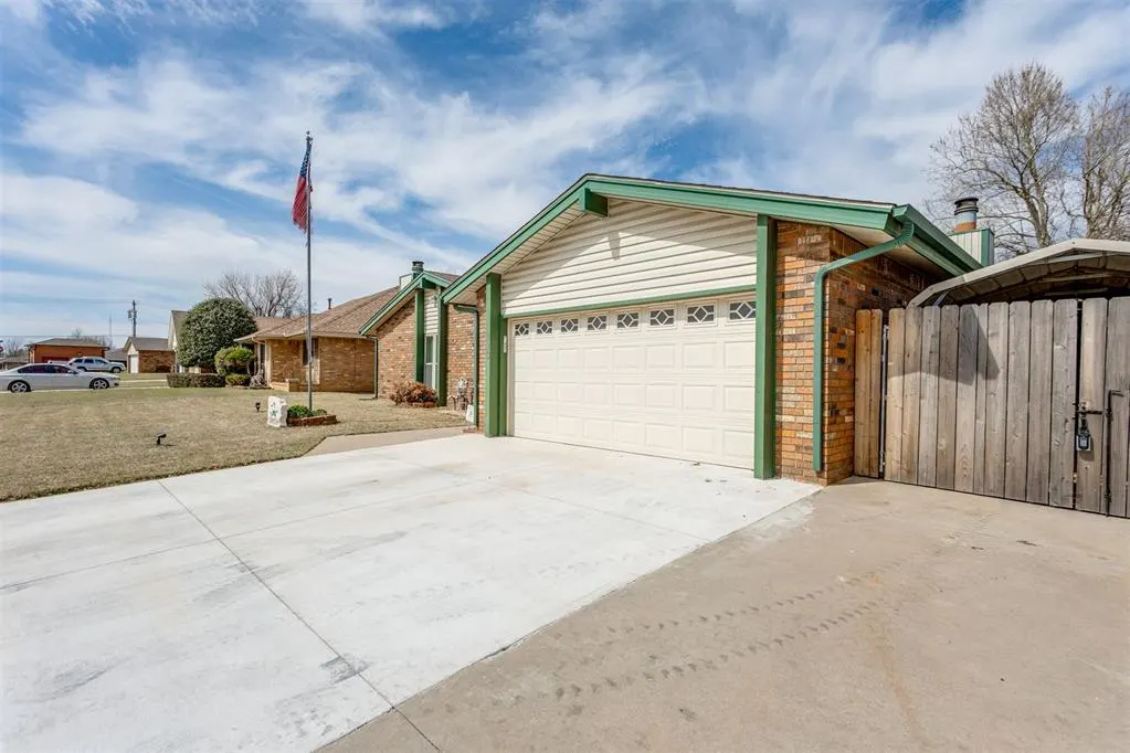 Photo 3 — 113 E Snowmass Drive, Yukon, OK 73099