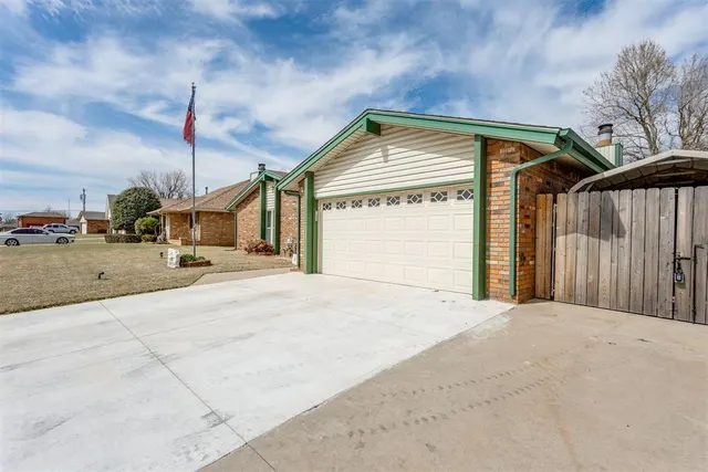 Photo 3 — 113 E Snowmass Drive, Yukon, OK 73099