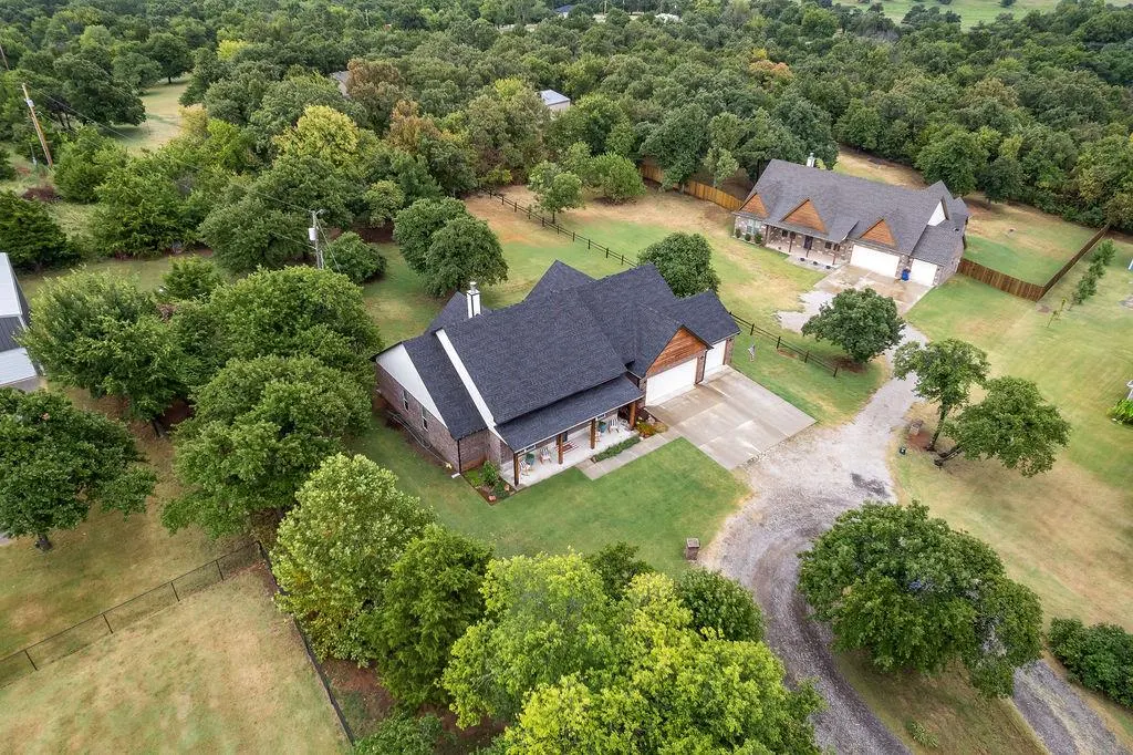 Photo 2 — 2405 Gina Court, Guthrie, OK 73044