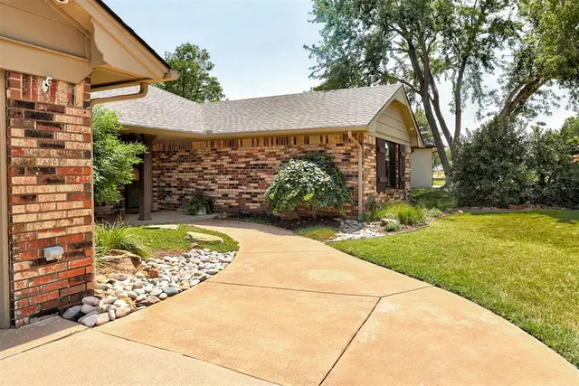 Photo 2 — 13004 Burlingame Avenue, Oklahoma City, OK 73120