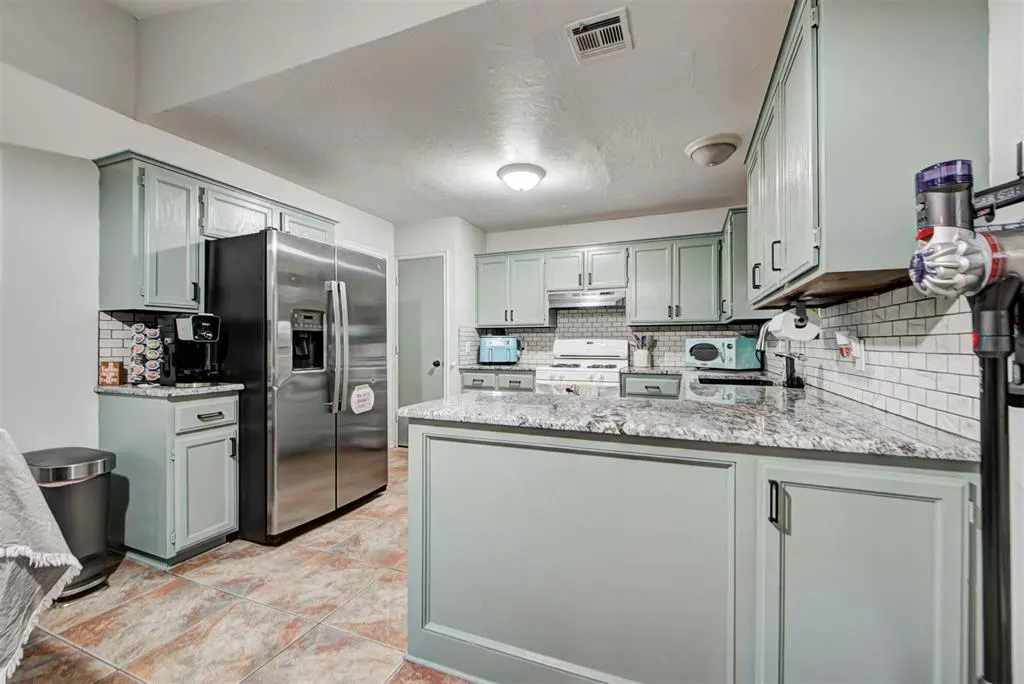 Photo 16 — 1665 NE 6th Street, Oklahoma City, OK 73160