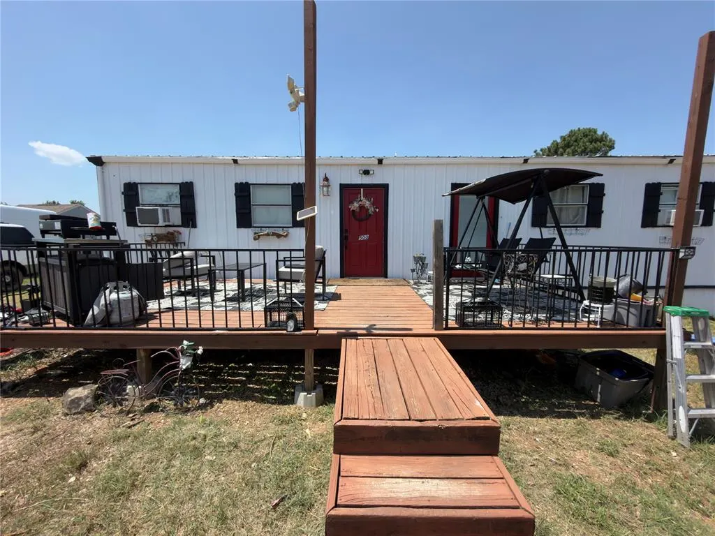 Front exterior — 100 parkview Court, McLoud, OK 74851
