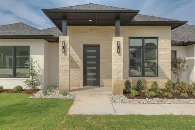 Photo 2 — 3009 Wood Thrush Way, Edmond, OK 73012