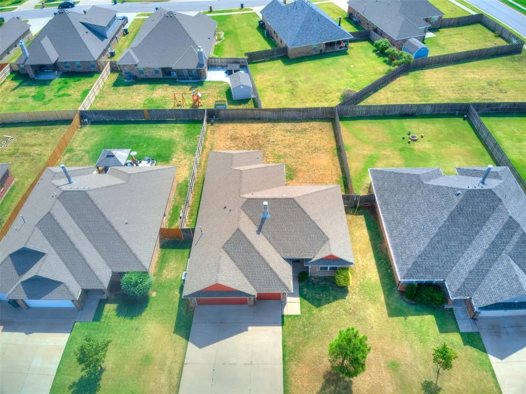 Photo 2 — 708 Redvine Road, Yukon, OK 73099