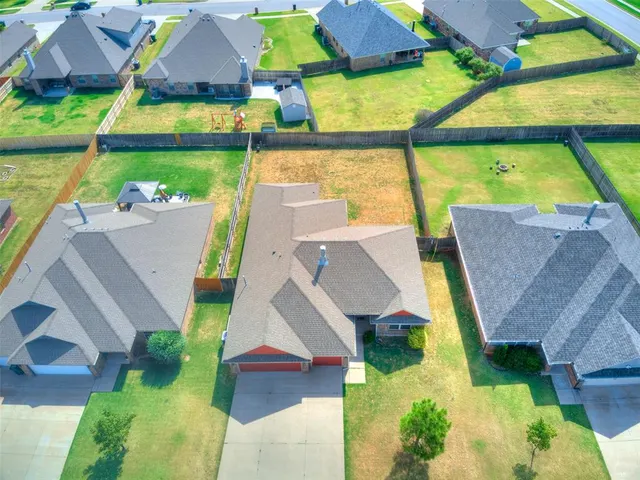 Photo 2 — 708 Redvine Road, Yukon, OK 73099