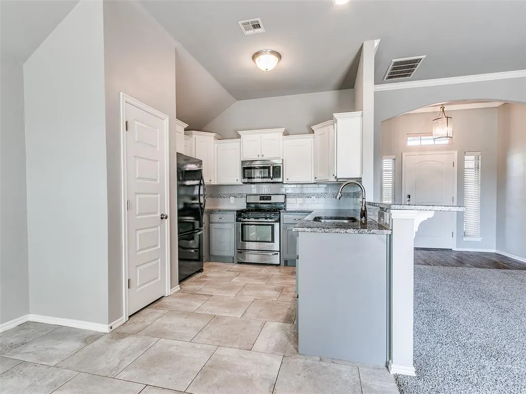 Photo 7 — 708 Redvine Road, Yukon, OK 73099