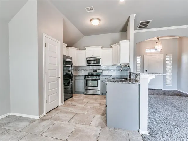 Photo 7 — 708 Redvine Road, Yukon, OK 73099