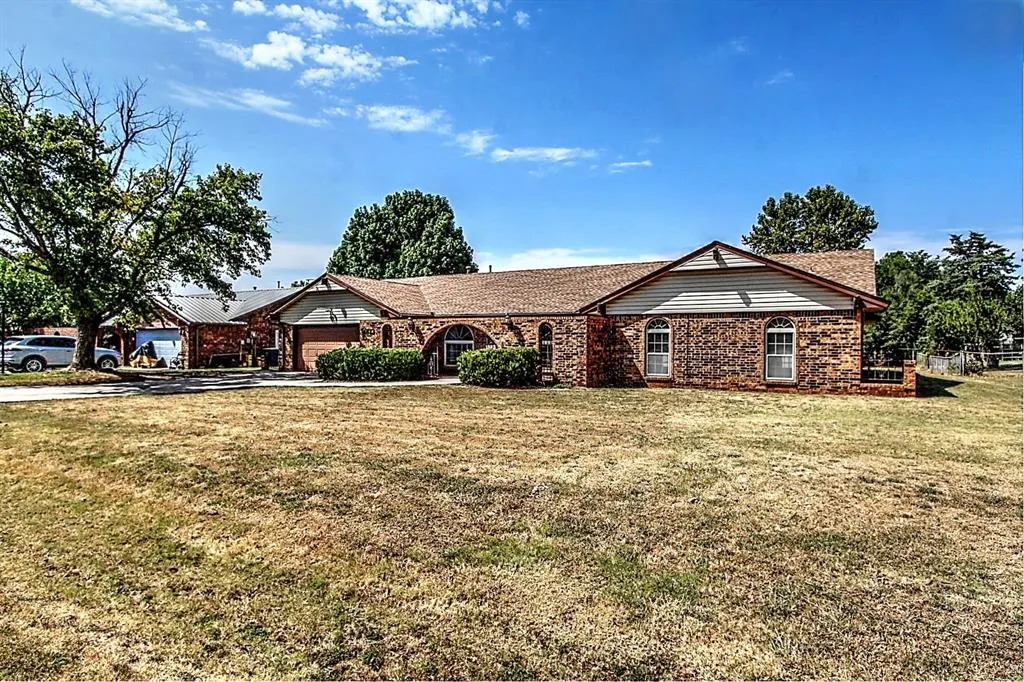 Photo 2 — 1823 W Rose Oak Drive, Mustang, OK 73064
