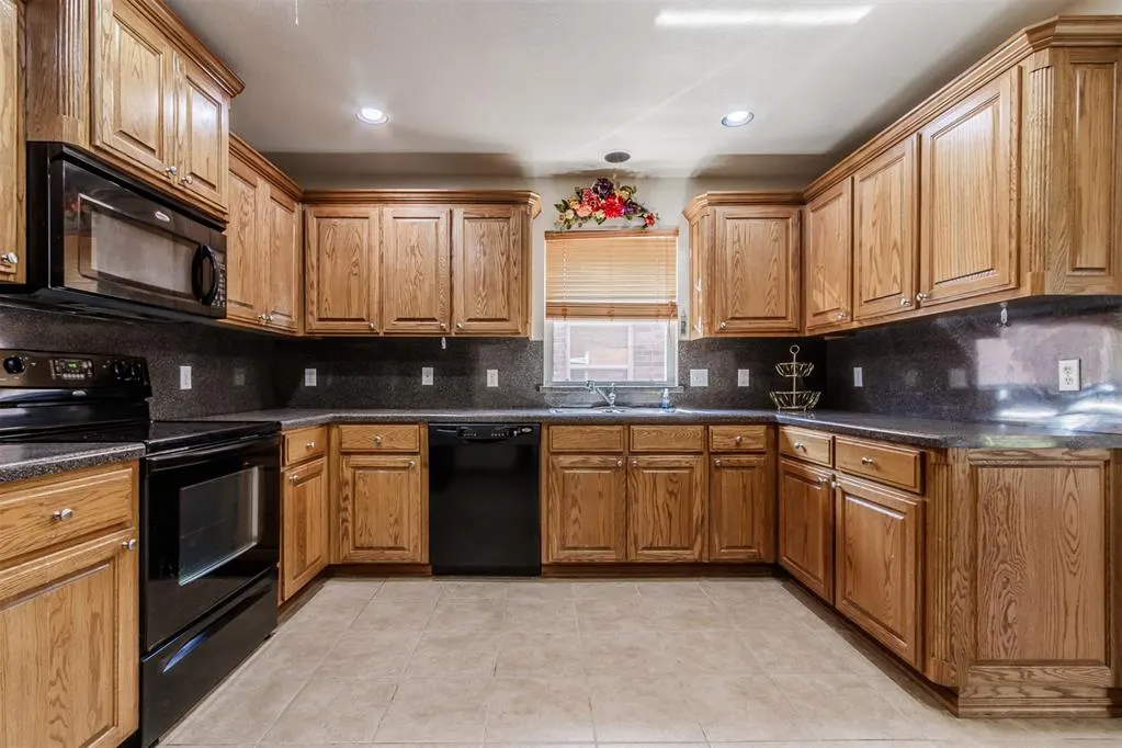 Photo 9 — 813 SW 161st Street, Oklahoma City, OK 73170