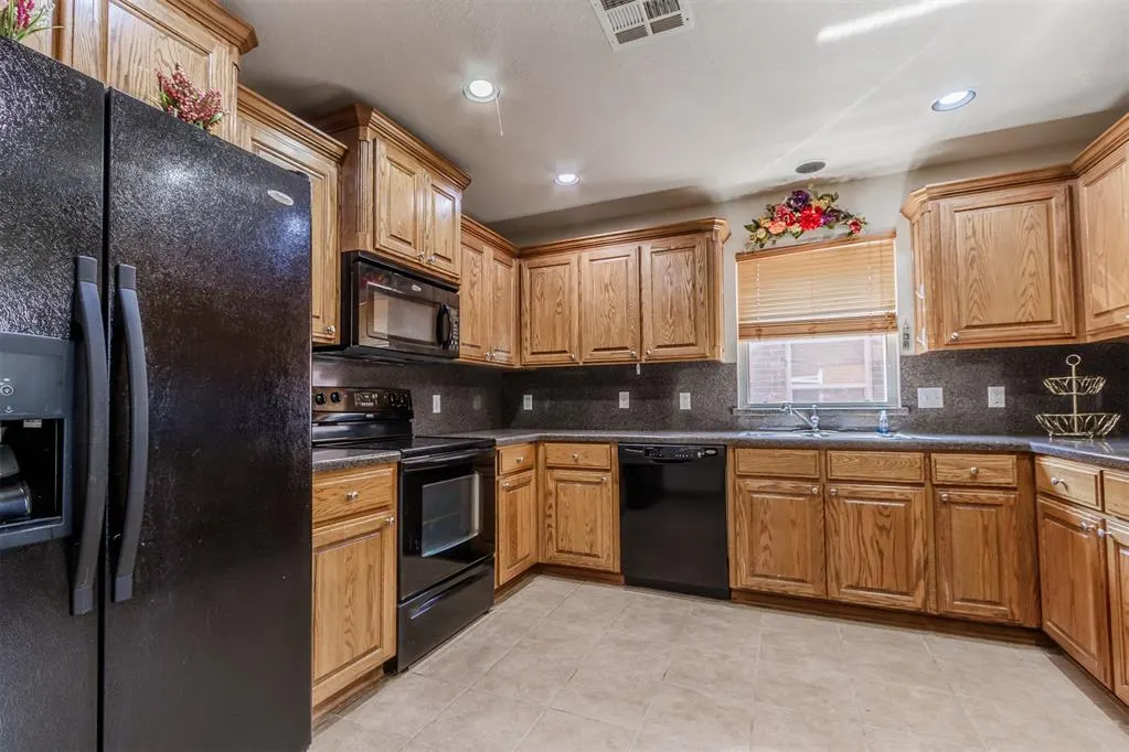 Photo 16 — 813 SW 161st Street, Oklahoma City, OK 73170