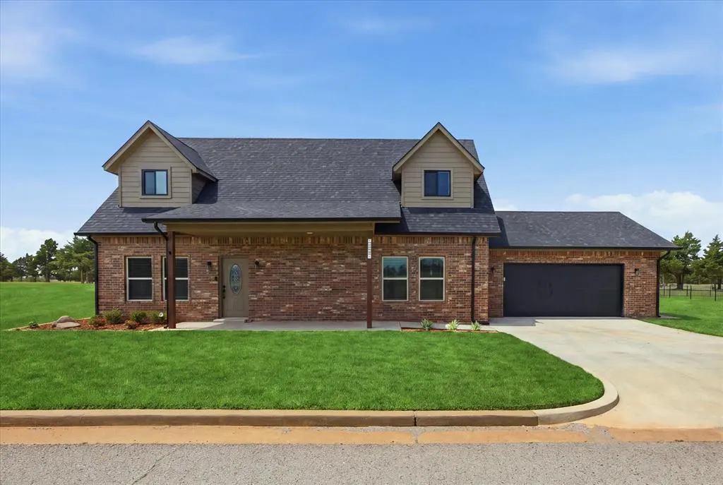 Photo 3 — 1801 Fairway Drive, Guthrie, OK 73044