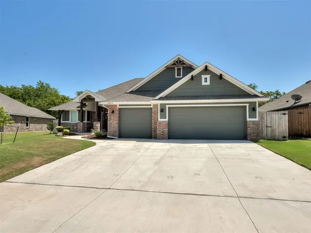 Photo 3 — 2412 Creek Side Circle, Moore, OK 73160