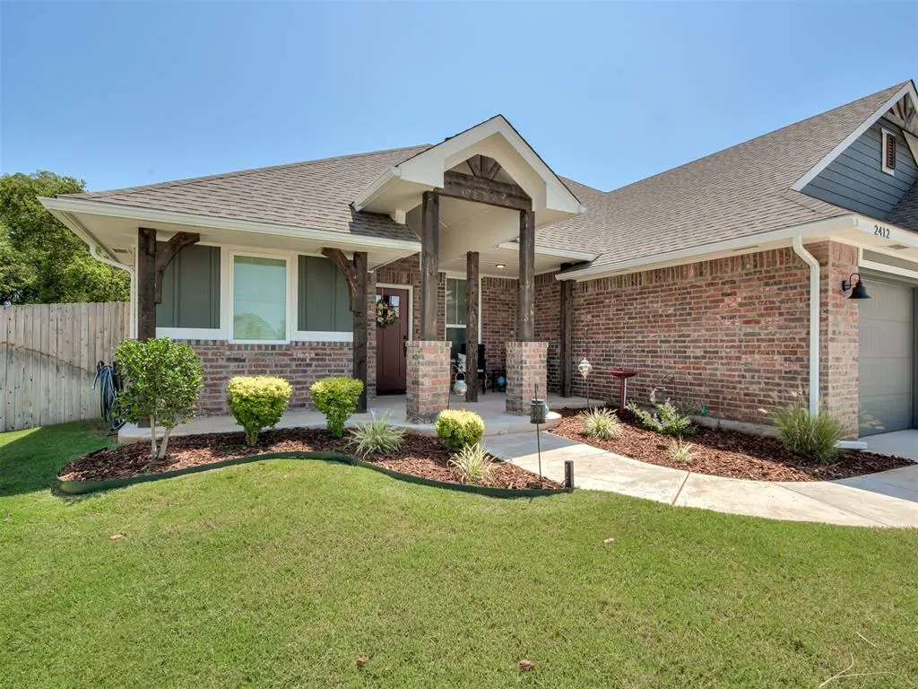 Photo 4 — 2412 Creek Side Circle, Moore, OK 73160