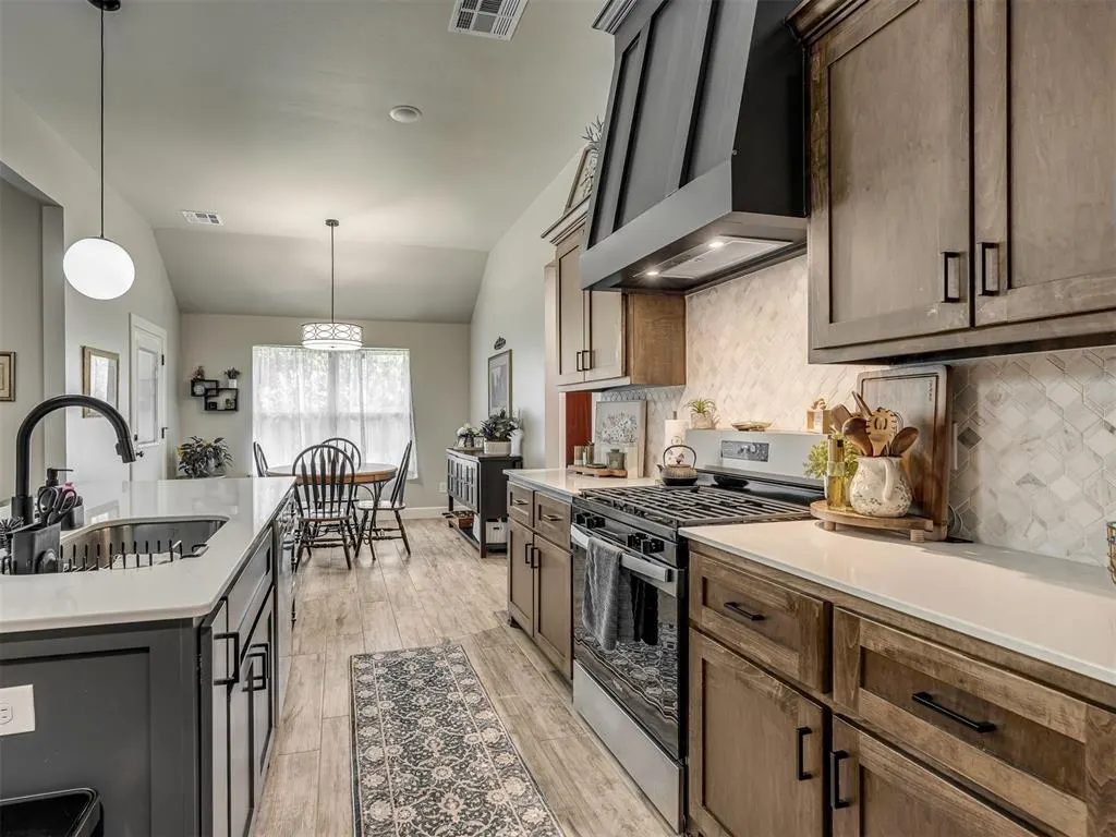 Photo 17 — 2412 Creek Side Circle, Moore, OK 73160