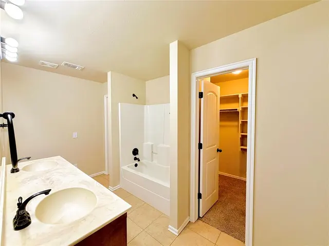 Photo 5 — 11136 NW 6th Terrace, Yukon, OK 73099