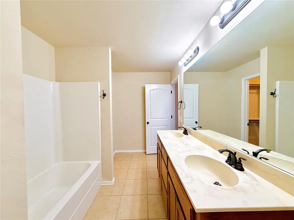 Photo 10 — 11136 NW 6th Terrace, Yukon, OK 73099