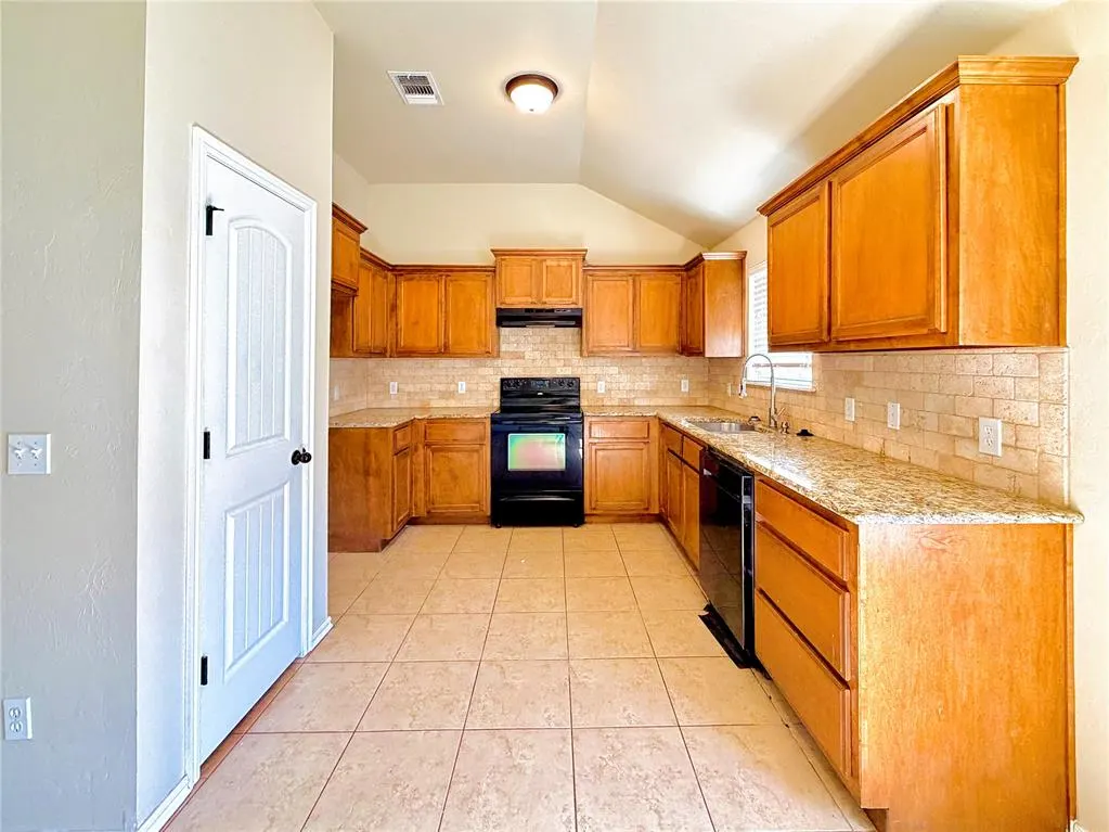 Photo 17 — 11136 NW 6th Terrace, Yukon, OK 73099