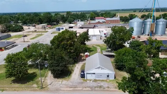 Photo 2 — 412 6th Street, Maysville, OK 73057