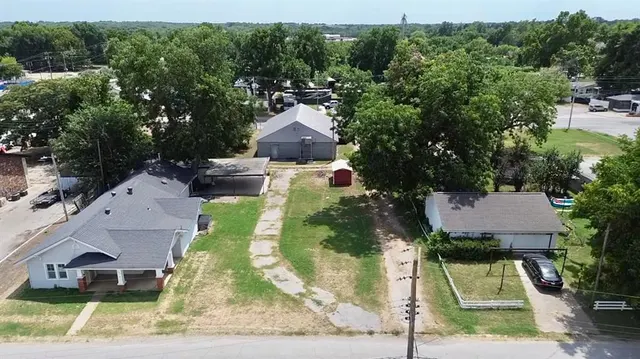 Photo 3 — 412 6th Street, Maysville, OK 73057