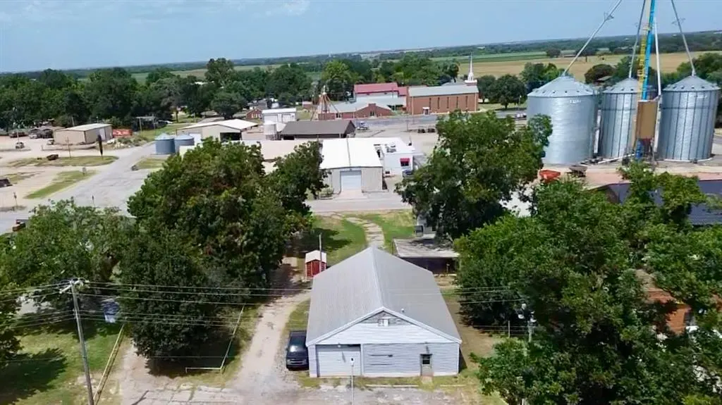 Photo 5 — 412 6th Street, Maysville, OK 73057