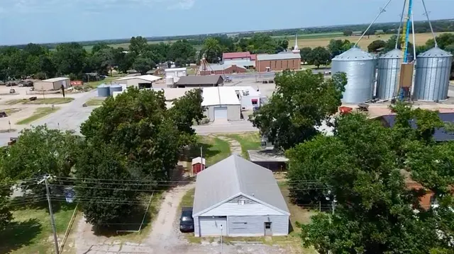 Photo 5 — 412 6th Street, Maysville, OK 73057