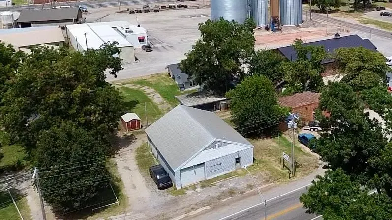 Photo 7 — 412 6th Street, Maysville, OK 73057