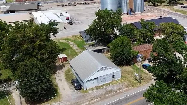 Photo 7 — 412 6th Street, Maysville, OK 73057