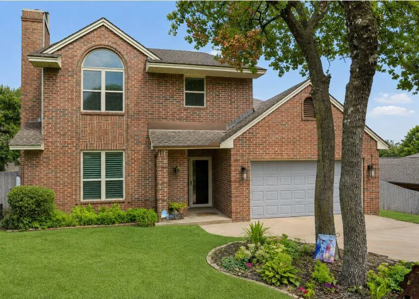 Front exterior — 900 Carfax Road, Edmond, OK 73034