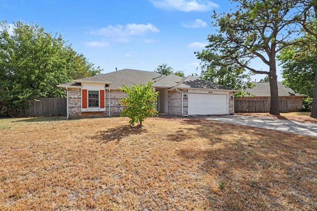 Photo 2 — 10128 Hollyhead Way, Yukon, OK 73099
