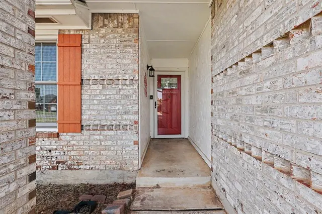 Photo 3 — 10128 Hollyhead Way, Yukon, OK 73099