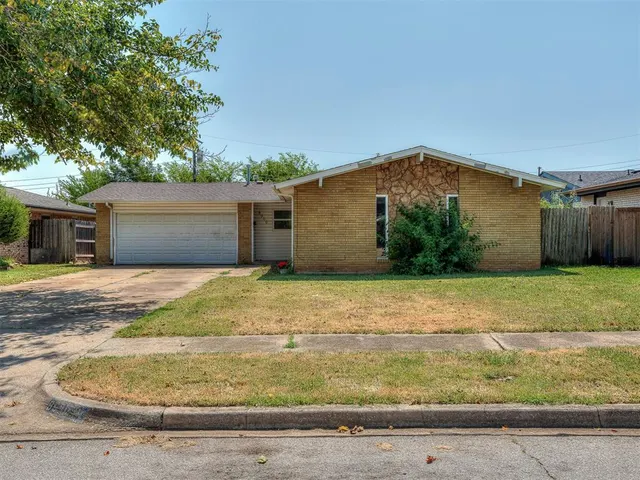 Photo 3 — 8900 S Hillcrest Drive, Oklahoma City, OK 73159
