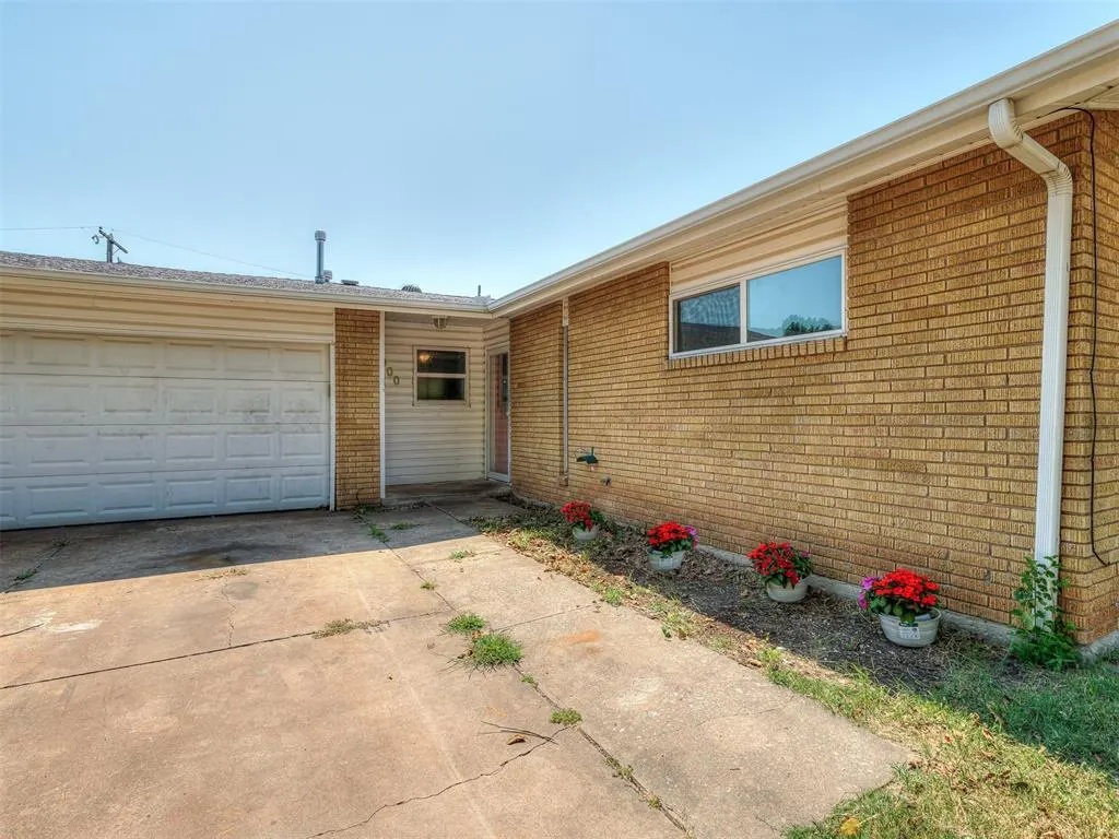 Photo 4 — 8900 S Hillcrest Drive, Oklahoma City, OK 73159
