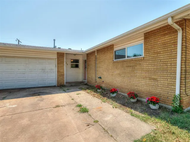 Photo 4 — 8900 S Hillcrest Drive, Oklahoma City, OK 73159