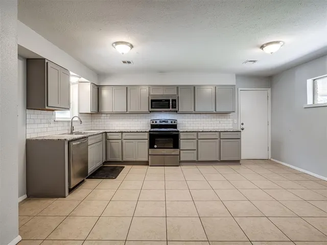 Photo 8 — 8900 S Hillcrest Drive, Oklahoma City, OK 73159