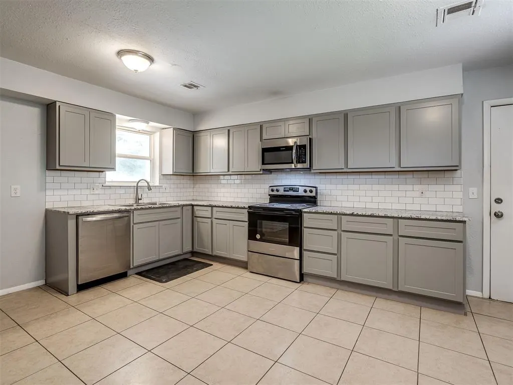 Photo 9 — 8900 S Hillcrest Drive, Oklahoma City, OK 73159