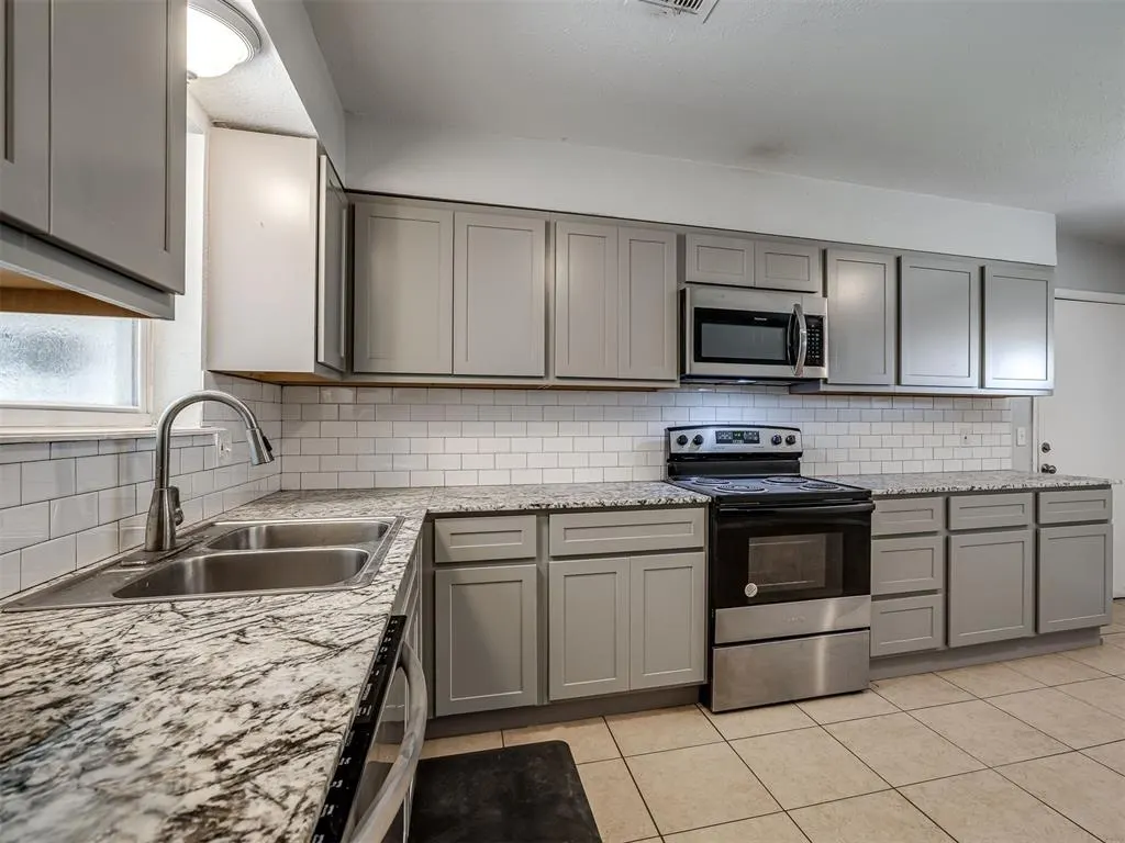 Photo 11 — 8900 S Hillcrest Drive, Oklahoma City, OK 73159