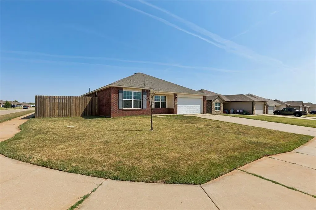 Photo 5 — 2033 W Autumn Way, Mustang, OK 73064