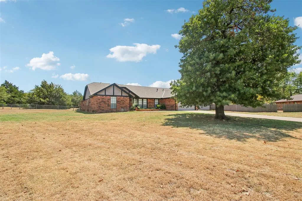 Photo 2 — 812 Dripping Springs Drive, Edmond, OK 73034