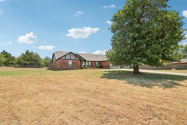 Photo 2 — 812 Dripping Springs Drive, Edmond, OK 73034