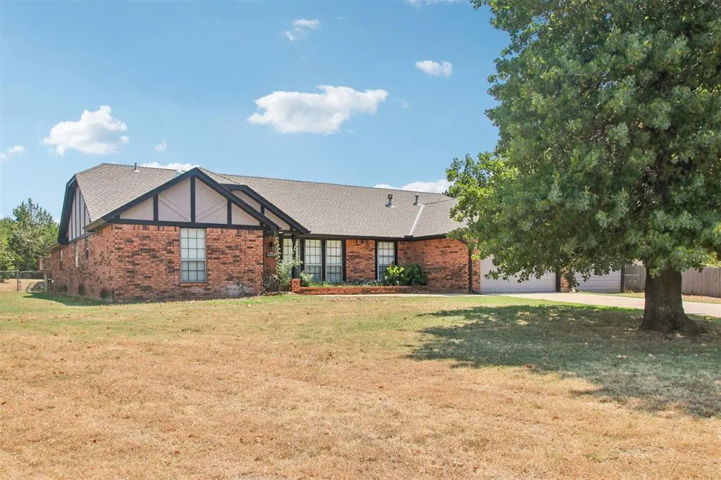 Photo 3 — 812 Dripping Springs Drive, Edmond, OK 73034