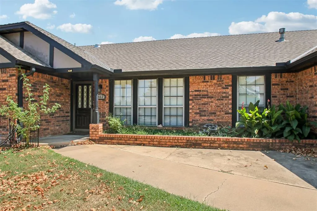 Photo 4 — 812 Dripping Springs Drive, Edmond, OK 73034