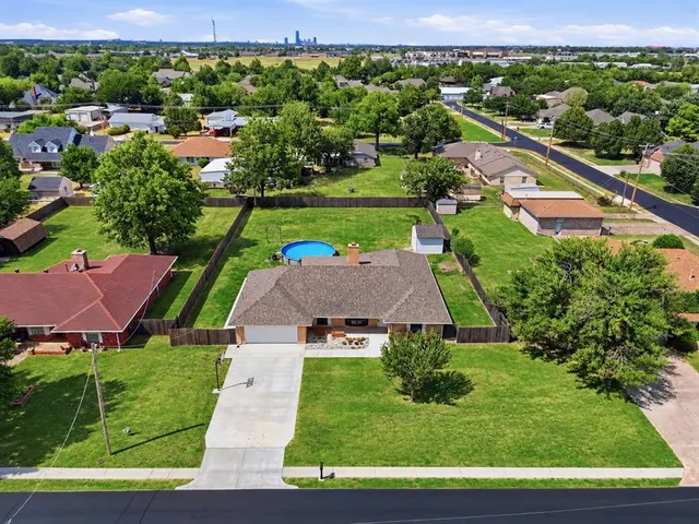 Photo 2 — 905 NW 33rd Street, Moore, OK 73160