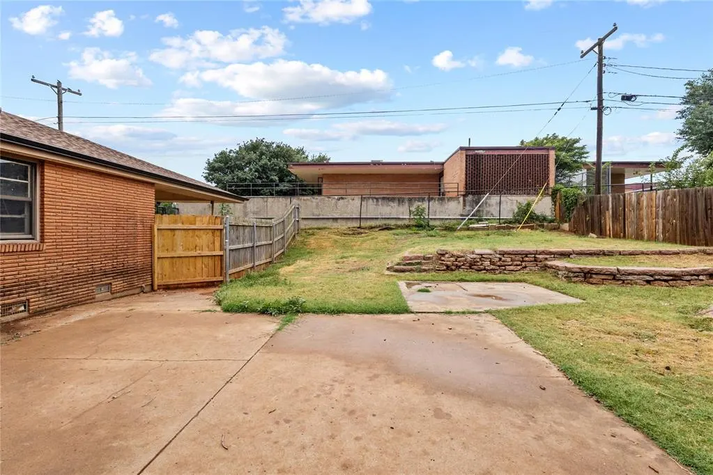 Photo 16 — 600 N Congress Street, Clinton, OK 73601