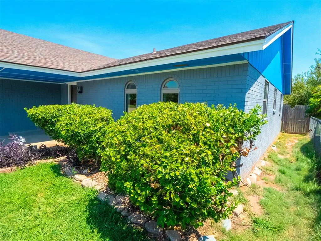 Photo 2 — 1216 Glenwood Drive, Moore, OK 73160