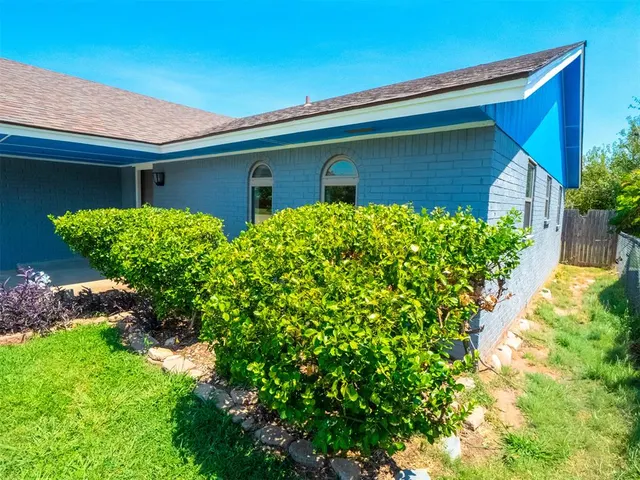 Photo 2 — 1216 Glenwood Drive, Moore, OK 73160