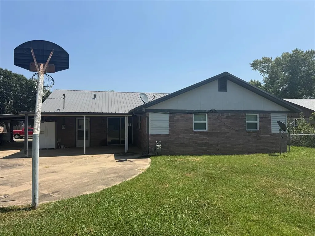 Photo 4 — 1023 Meadowbrook Lane, Prague, OK 74864