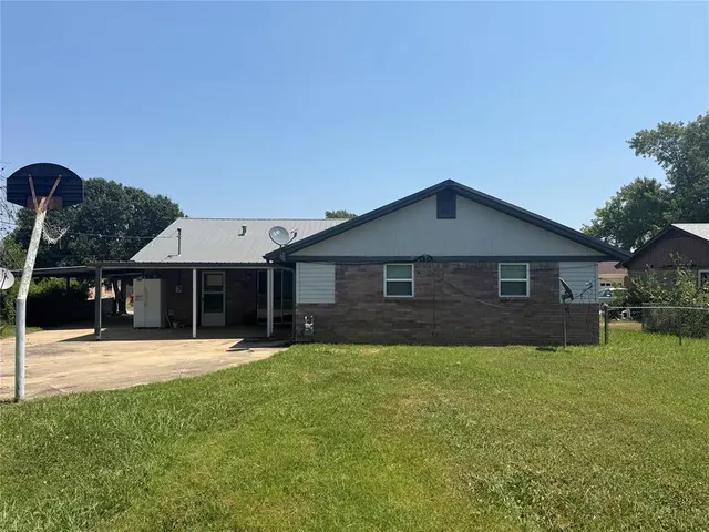 Photo 5 — 1023 Meadowbrook Lane, Prague, OK 74864