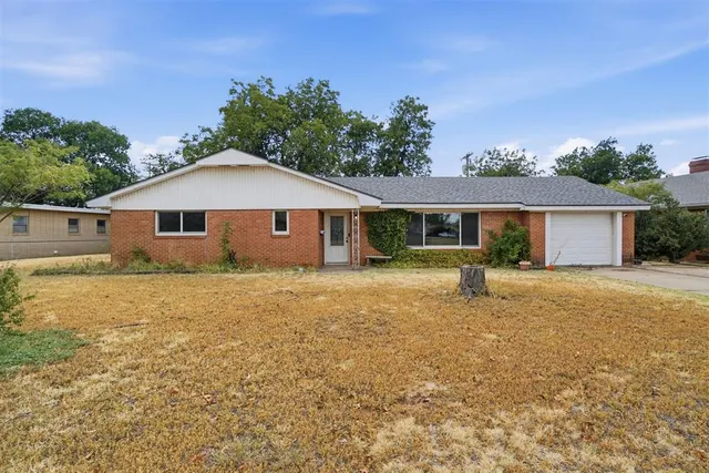 Photo 2 — 1731 N Hudson Street, Altus, OK 73521